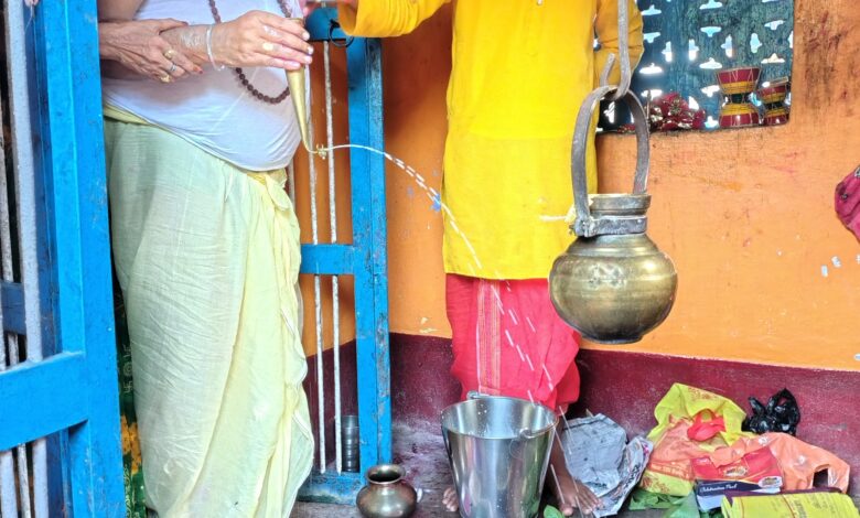 Bihar News- प्रखंड क्षेत्र के राजपूतान टोला स्थित शिव मंदिर परिसर में सावन मास की एकादशी तिथि पर राजपूत समाज के लोगों द्वारा भव्य रुद्राभिषेक का आयोजन किया गया