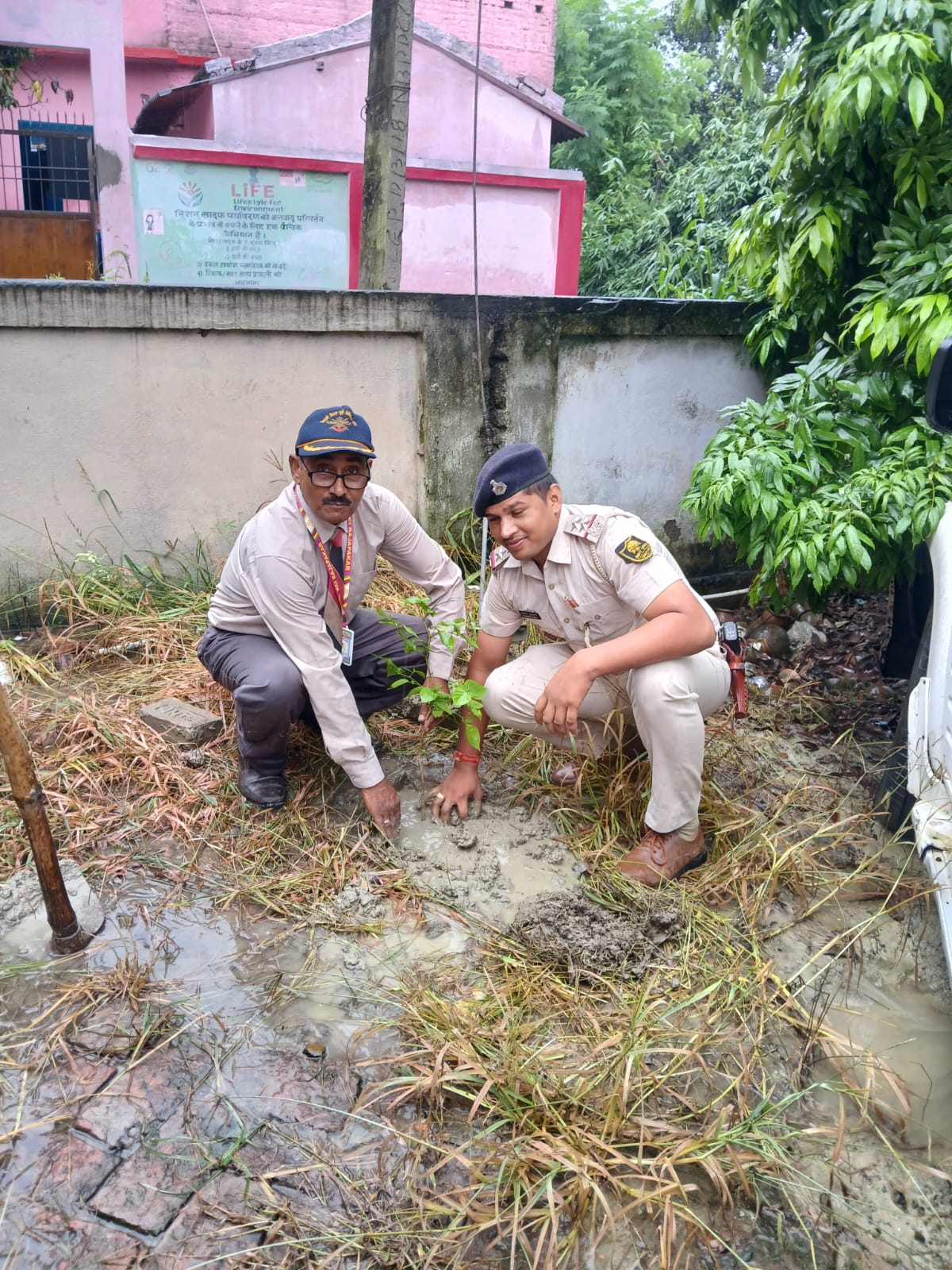 Bihar News-Brand ambassador of Jal Jeevan Hariyali Abhiyan, Mahendra Rai, gave the message of environmental protection by planting trees in Rajapakar police station premises on Tuesday  