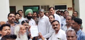 Agra News: A memorandum was given to Cantonment Office Superintendent Kulwinder Singh for the repair of the Gandhi statue located in front of N.C. Vedic Inter College in Sultanpura.

