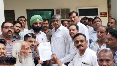 Agra News: A memorandum was given to Cantonment Office Superintendent Kulwinder Singh for the repair of the Gandhi statue located in front of N.C. Vedic Inter College in Sultanpura.