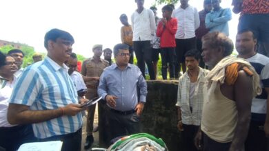 Prayagraj News: The District Magistrate inspected the flood area and met people in the flood affected areas and gathered information