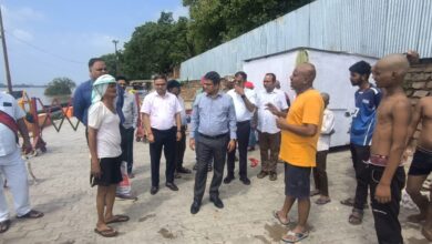 Prayagraj News: The District Magistrate met the flood affected people and learned about their problems, gave instructions for immediate solution of all the problems