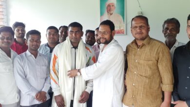 Bihar News- District President of District Mukhiya Sangh Vaishali, Manjelal Rai honored the Gold Medal winner of International Karate Championship 2025, Prince Kumar by giving him a shawl at his residence in Baikunthpur village.