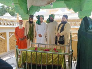 Agra News: City Congress Minority Department President Bashir Ul Haq Rocky paid his respects at the great Sufi shrine of Kadam Rasool Bodla in Agra