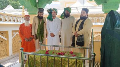 Agra News: City Congress Minority Department President Bashir Ul Haq Rocky paid his respects at the great Sufi shrine of Kadam Rasool Bodla in Agra