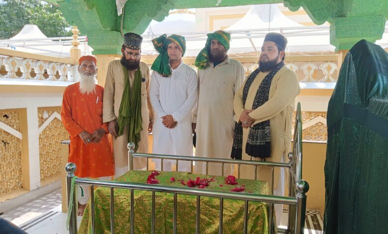 Agra News: City Congress Minority Department President Bashir Ul Haq Rocky paid his respects at the great Sufi shrine of Kadam Rasool Bodla in Agra