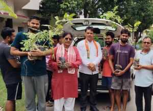 Bihar News- Bidupur. Under the campaign 'Ek Ped Maa Ke Naam', hundreds of fruit trees were planted by media in-charge Harish Singh in Gram Panchayat Sheetalpur Kamalpur under Raghopur assembly constituency.
