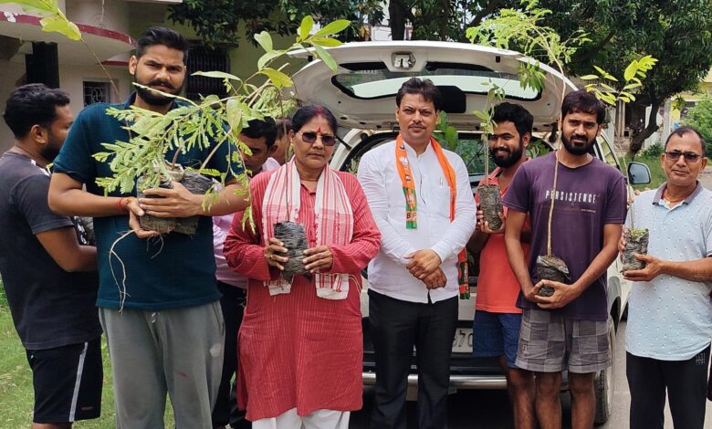 Bihar News- Bidupur. Under the campaign 'Ek Ped Maa Ke Naam', hundreds of fruit trees were planted by media in-charge Harish Singh in Gram Panchayat Sheetalpur Kamalpur under Raghopur assembly constituency.