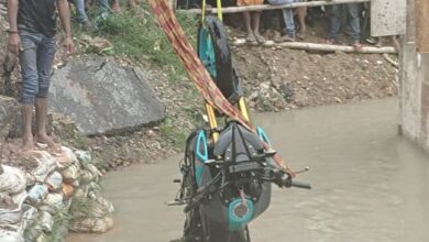 BiharNews Two bike riders fell into the under-construction canal bridge in Raxaul, one died and the other was seriously injured
