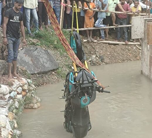 BiharNews Two bike riders fell into the under-construction canal bridge in Raxaul, one died and the other was seriously injured
