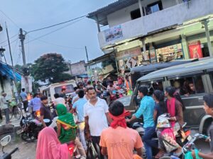 Bihar News- The fervor of Raksha Bandhan festival was seen in the markets all day on Friday. Sisters are busy preparing to tie Raksha Sutra on the wrists of their brothers