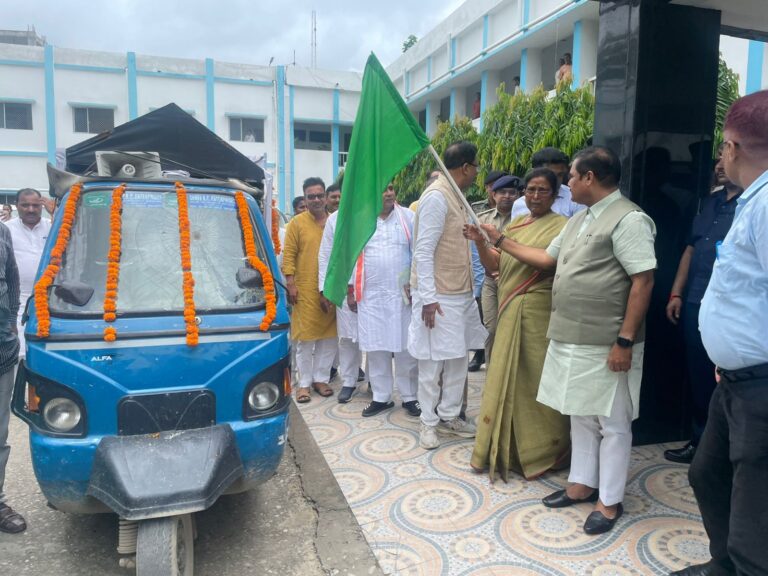 Bihar News प्रभारी मंत्री ने राजस्व महा-अभियान प्रचार वाहन को हरी झंडी दिखाकर किया रवाना 