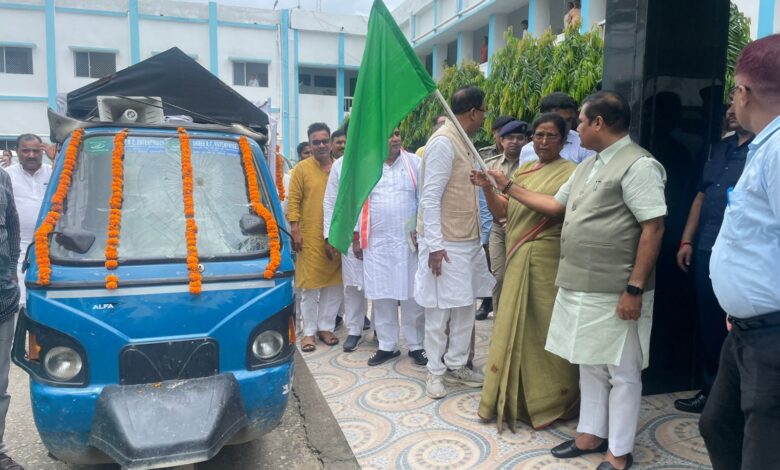 Bihar News प्रभारी मंत्री ने राजस्व महा-अभियान प्रचार वाहन को हरी झंडी दिखाकर किया रवाना 