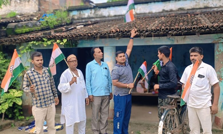 Bihar News- Congress workers interacted with people under the campaign 'Congress flag in every house'