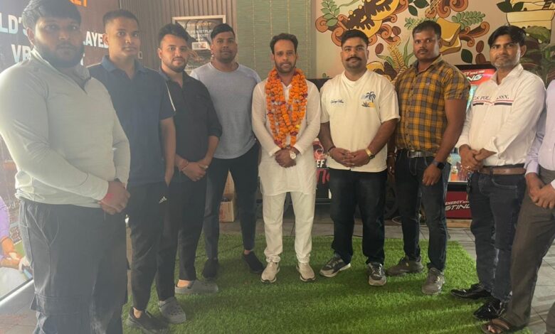 Agra News Youth gave a warm welcome to social worker Bashir Al Haq Rocky