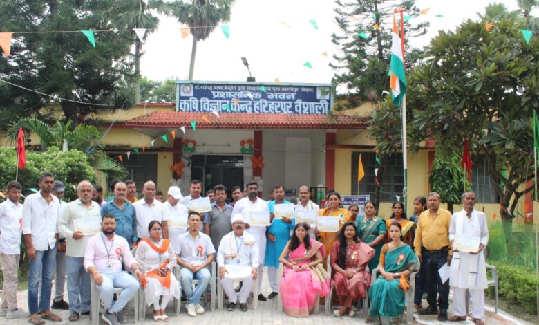 कृषि विज्ञान केंद्र हरिहरपुर में 79वां स्वतंत्रता दिवस धूमधाम से मनाया गया, प्रगतिशील किसानों को सम्मानित किया गया