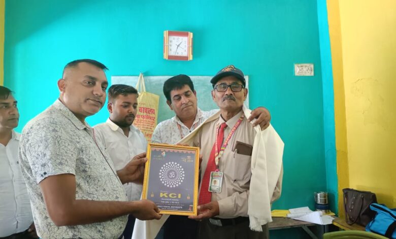 बिहार न्यूज़ : स्वतंत्रता दिवस समारोह में शामिल होकर क्षेत्र का मान बढ़ाने वाले पर्यावरणविद् महेंद्र राय सम्मानित