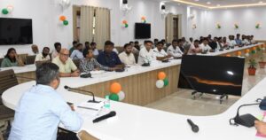Prayagraj News:जिलाधिकारी ने पीएम सूर्यघर योजना के प्रगति की समीक्षा की