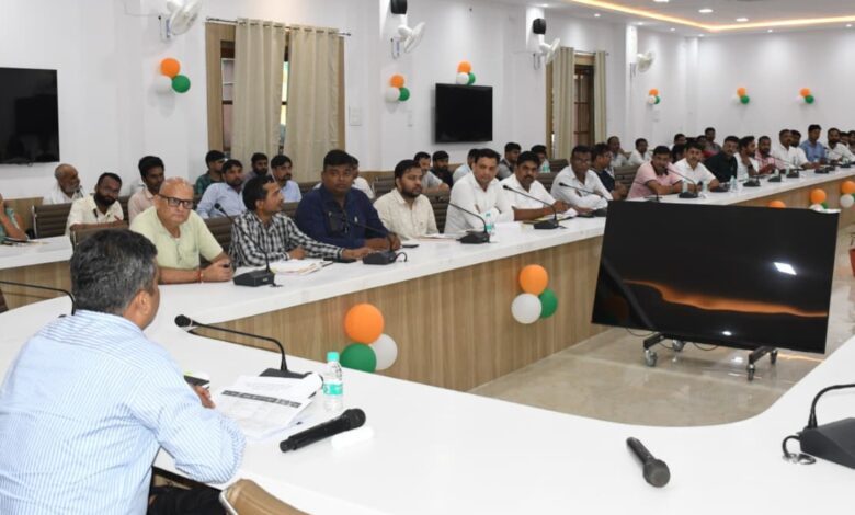 Prayagraj News:जिलाधिकारी ने पीएम सूर्यघर योजना के प्रगति की समीक्षा की