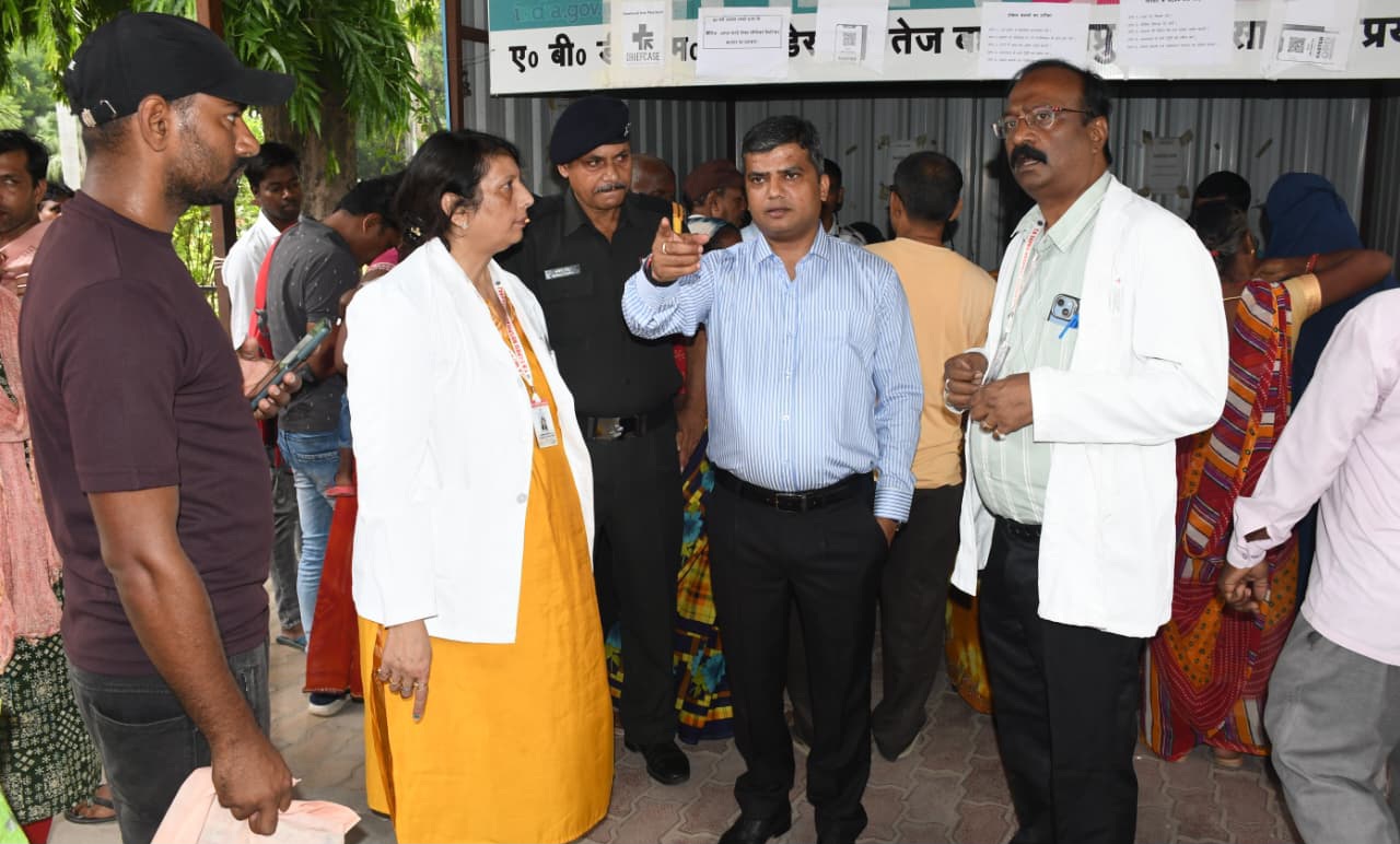 प्रयागराज न्यूज़: जिलाधिकारी ने तेज बहादुर सप्रू चिकित्सालय (बेली) का किया औचक निरीक्षण