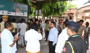 प्रयागराज न्यूज़: जिलाधिकारी ने तेज बहादुर सप्रू चिकित्सालय (बेली) का किया औचक निरीक्षण