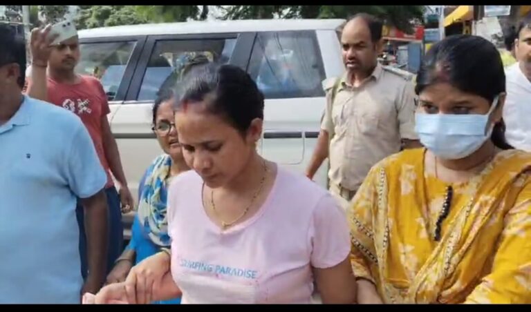 बेतिया: महिला दरोगा प्रीति कुमारी रिश्वत लेते रंगे हाथों गिरफ्तार