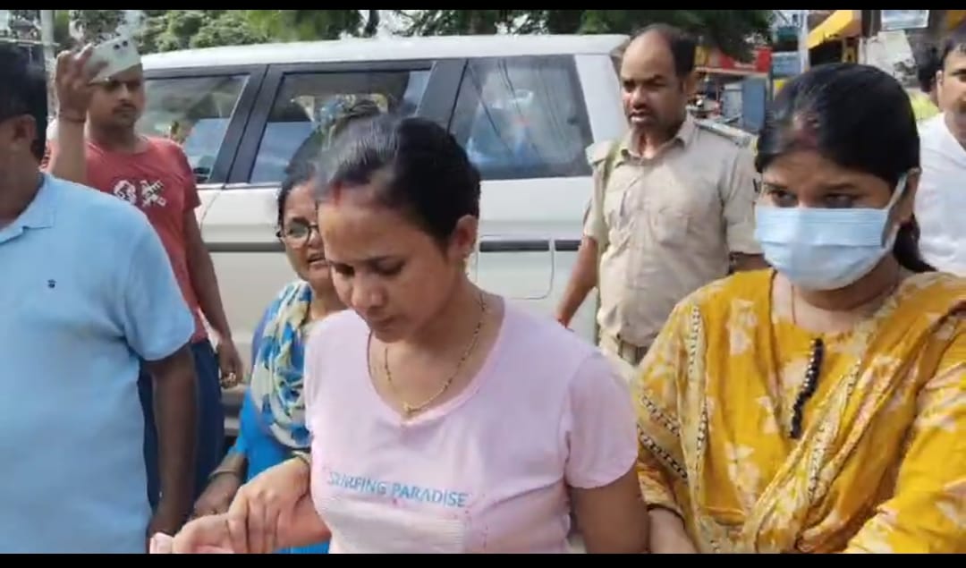 बेतिया: महिला दरोगा प्रीति कुमारी रिश्वत लेते रंगे हाथों गिरफ्तार