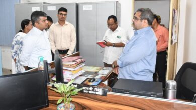 Prayagraj News:जिलाधिकारी ने विकास भवन का किया औचक निरीक्षण रिपोर्ट विजय कुमार ् जिलाधिकारी श्री मनीष कुमार वर्मा ने शुक्रवार को विकास भवन पहुंचकर विभिन्न कार्यालयों का औचक निरीक्षण किया और विकास भवन में सभी आवश्यक मूलभूत सुविधाओं की जानकारी लेेते हुए विकास भवन में स्थित सभी कार्यालयों में आवश्यक व्यवस्थाओं को चाक-चौबंद बनाये जाने एवं विकास भवन में आने वाले लोगो की समस्याओं को मानवीय दृष्टिकोण अपनाते हुए नियमानुसार शीघ्रता से निस्तारित करने एवं उनकी सुविधाओं का विशेष ध्यान रखे जाने के निर्देश दिए है। जिलाधिकारी ने मुख्य विकास अधिकारी से निरीक्षण के दौरान अनुपस्थित पाये गये जिला युवा कल्याण अधिकारी, जिला कृषि अधिकारी, मुख्य कार्यकारी अधिकारी-मत्स्य, सहायक निबंधक सहकारी समितियां, जिला पिछड़ा वर्ग कल्याण अधिकारी, जिला खादी अधिकारी का एक दिन का वेतन रोके जाने एवं स्पष्टीकरण प्राप्त करने के निर्देश दिए है। उन्होंने सभी कार्यालयों के उपस्थिति पंजिका में आकस्मिक अवकाश के स्वीकृति पत्र को भी पंजिका में ही रखे जाने के निर्देश दिए है। जिलाधिकारी ने सभी अधिकारियों को समय से कार्यालय आने एवं अपने-अपने कार्यालय मे साफ-सफाई की अच्छी व्यवस्था एवं फाइलों को व्यवस्थित रखने के निर्देश दिए है। जिलाधिकारी ने विकास भवन के सभी कार्यालयों की उपस्थिति पंजिका का निरीक्षण किया, जिसमें समाज कल्याण विभाग के 01 कर्मचारी, डीआरडीए के 01 कर्मचारी, जिला कृषि अधिकारी कार्यालय के 03 कर्मचारी, जिला कार्यक्रम अधिकारी कार्यालय के 01 कर्मचारी, जिला पंचायतराज अधिकारी कार्यालय के 02 कर्मचारी, अल्पसंख्यक कल्याण विभाग के 01 कर्मचारी, मुख्य पशुचिकित्साधिकारी कार्यालय के 02 कर्मचारी, सहकारिता विभाग के 02 कर्मचारी, जिला विकास अधिकारी कार्यालय के 01 कर्मचारी अनुपस्थित पाये गये, जिनका एक दिन का वेतन रोकने के साथ ही स्पष्टीकरण प्रस्तुत करने के निर्देश दिए है। निरीक्षण के दौरान विलम्ब से आने वाले समाज कल्याण विभाग के 03 कर्मचारी, डीआरडीए के 01 कर्मचारी, आरईएस विभाग के 04 कर्मचारी, जिला कृषि अधिकारी कार्यालय के 02 कर्मचारी, जिला पंचायतराज अधिकारी कार्यालय के 02 कर्मचारी, मुख्य पशुचिकित्साधिकारी कार्यालय के 01 कर्मचारी, सहकारिता विभाग के 01 कर्मचारी, जिला विकास अधिकारी कार्यालय के 03 कर्मचारियों से विलम्ब से कार्यालय पहुंचने का स्पष्टीकरण प्राप्त करने के निर्देश दिए है। जिलाधिकारी ने जनपद के सभी अधिकारियों एवं कर्मचारियों को निर्देशित करते हुए कहा है कि सभी अधिकारी/कर्मचारी समय से कार्यालय पहुंचे तथा उनके कार्यालय में आने वाले लोगो की समस्याओं को नियमानुसार शीघ्रता से निस्तारित करने के निर्देश दिए है। उन्होंने कहा कि उनके द्वारा कार्यालयों का नियमित रूप से औचक निरीक्षण किया जाता रहेगा और यदि उनके निरीक्षण में कोई भी अधिकारी एवं कर्मचारी बिना किसी पूर्व सूचना के अनुपस्थित पाया जायेगा या कार्यों में लापरवाही या उदासीनता पायी गयी, तो उसके विरूद्ध कड़ी कार्रवाई की जायेगी। जिलाधिकारी ने विकास भवन का निरीक्षण करते हुए विकास भवन एवं यहां पर स्थित कार्यालयों के बारे में मुख्य विकास अधिकारी से विस्तार से जानकारी प्राप्त की और विकास भवन में स्थित कार्यालयों का निरीक्षण किया और महाकुम्भ के दौरान बनाये गये दो अत्याधुनिक गंगा एवं यमुना सभागार एवं सुदृढ़ीकृत सरस सभागार को देखा। जिलाधिकारी ने सर्वप्रथम स्थापना कक्ष का निरीक्षण किया और वहां पर खण्ड विकास अधिकारियों एवं ग्राम विकास अधिकारियों की व्यक्तिगत पत्रावलियों एवं सेवा पुस्तिका का अवलोकन करते हुए सभी अधिकारियों एवं कर्मचारियों की सभी प्रविष्टियां अद्यतन रखने के निर्देश दिए है। उन्होंने तत्पश्चात जिला पंचायत कार्यालय के अन्तर्गत स्वच्छ भारत मिशन अभियान सेक्शन का निरीक्षण करते हुए जिला पंचायतराज अधिकारी से स्वच्छ भारत मिशन के तहत बनाये जा रहे शौचालयों की जानकारी लेते हुए स्वच्छ भारत मिशन के तहत बनाये जा रहे शौचालयों के निर्माण कार्य की नियमित मानीटरिंग करने एवं निर्माण कार्य में विलम्ब होने पर सम्बंधित ग्राम सचिव एवं ग्राम प्रधान की जिम्मेदारी तय करने के निर्देश दिए है। जिलाधिकारी ने विकास भवन के भूतल पर वृद्धजनों की सुविधा हेतु समाज कल्याण विभाग के वृद्धावस्था पेंशन सेक्शन का निरीक्षण किया और पेंशन के कार्य हेतु आयें वृद्धजनों से वार्ता कर उनकी पेंशन के बारे में जानकारी ली। कार्यालय में आये हुए वृद्ध व्यक्ति के द्वारा जिलाधिकारी को बताया कि उनकी पेंशन रूक गई है और बैंक खाते में नहीं आ रही है, जिसपर जिलाधिकारी ने सम्बंधित अधिकारी से पेंशन रूकने के कारण के बारे में पूछा, जिसपर बताया गया कि इनकी वृद्धावस्था पेंशन रूकी नहीं है, अपितु इनके ही दूसरे बैंक खाते में नियमित रूप से आ रही है। तत्पश्चात जिलाधिकारी ने विकास भवन का भ्रमण कर निरीक्षण किया और मुख्य विकास अधिकारी से विकास भवन में साफ-सफाई की बेहतर व्यवस्था एवं पार्किंग व्यवस्था को व्यवस्थित करने के लिए कहा है। उन्होंने महाकुम्भ-2025 के दौरान विकास भवन की बाहरी दीवारों पर बनायी गयी महाकुम्भ थीम की पेंटिंग की प्रशंसा करते हुए शेष रह गयी बाहरी दीवारों पर भी वॉलपेटिंग कराये जाने के लिए कहा है। इस अवसर पर मुख्य विकास अधिकारी हर्षिका सिंह सहित अन्य अधिकारीगण मौजूद रहे।