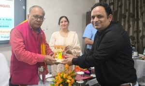 राजर्षि टंडन मुक्त विश्वविद्यालय में अंतर्राष्ट्रीय कार्यशाला में एआई, बायोटेक्नोलॉजी, रिसर्च तकनीक और नवाचार पर गहन चर्चा समाचार विवरण प्रयागराज। उत्तर प्रदेश राजर्षि टंडन मुक्त विश्वविद्यालय, प्रयागराज में विज्ञान विद्याशाखा, नेहरू ग्राम भारती विश्वविद्यालय एवं शुआट्स, नैनी के संयुक्त तत्वावधान में पाँच दिवसीय अंतर्राष्ट्रीय कार्यशाला “रिसेंट एडवांसेज इन रिसर्च टेक्निक: विकसित भारत 2047” का सफल समापन हुआ। कुलपति प्रो. सत्यकाम ने कार्यशाला को ज्ञान-संवाद और युवा शोधकर्ताओं को सक्षम बनाने का मंच बताया। उन्होंने कहा कि आधुनिक तकनीकें जैसे कृत्रिम बुद्धिमत्ता (AI), मशीन लर्निंग, बायोटेक्नोलॉजी, कम्प्यूटेशनल मॉडलिंग और अंतर्विषयी दृष्टिकोण शोध की गुणवत्ता और प्रभाव बढ़ाएंगे और भारत को 2047 तक विकसित राष्ट्र बनाने में महत्वपूर्ण भूमिका निभाएंगे। मुख्य अतिथि प्रो. उमेश चंद्र, गणित विभाग, बनारस हिंदू विश्वविद्यालय ने आधुनिक शोध पद्धतियों और तकनीकों की आवश्यकता पर बल दिया। विशिष्ट अतिथि डॉ. प्रिया माथुर, पूर्णिमा इंस्टीट्यूट ऑफ इंजीनियरिंग एंड टेक्नोलॉजी, जयपुर ने सहयोग और नवीनता के महत्व को रेखांकित किया। कार्यक्रम का संचालन और धन्यवाद ज्ञापन डॉ. सी.के. ने किया। ऑनलाइन और ऑफलाइन माध्यम से 100 से अधिक प्रतिभागियों ने सक्रिय भागीदारी की।
