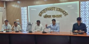 बेतिया में सोमवारीय बैठक में डीएम ने अधिकारियों को दिए सख्त निर्देश, निर्वाचन, स्वास्थ्य, परिवहन और मनरेगा योजनाओं की हुई समीक्षा