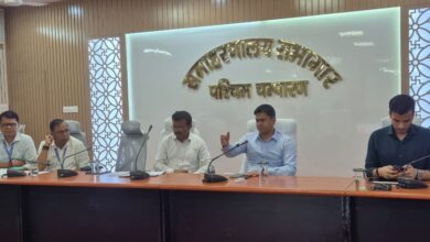 बेतिया में सोमवारीय बैठक में डीएम ने अधिकारियों को दिए सख्त निर्देश, निर्वाचन, स्वास्थ्य, परिवहन और मनरेगा योजनाओं की हुई समीक्षा