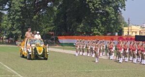 लखनऊ स्थित डॉ. सम्पूर्णानन्द कारागार प्रशिक्षण संस्थान में आयोजित दीक्षांत परेड में प्रदेश के कारागार मंत्री ने मान-प्रणाम ग्रहण किया। इस अवसर पर उन्होंने प्रशिक्षुओं को बधाई दी और समाज व कारागार प्रशासन की सेवा में नई ऊर्जा और अनुशासन के साथ कार्य करने की प्रेरणा दी।

परेड में छत्तीसगढ़ राज्य के अधीक्षक एवं सहायक जेल अधीक्षक, उत्तर प्रदेश के प्रशिक्षु डिप्टी जेलर (120वाँ सत्र) तथा उत्तर प्रदेश और उत्तराखण्ड के प्रशिक्षु जेल वार्डर (177वाँ सत्र) सम्मिलित हुए। प्रशिक्षुओं ने अनुशासन, परेड प्रदर्शन और प्रशिक्षण से अर्जित दक्षताओं का प्रदर्शन किया।

कारागार मंत्री ने कहा कि कारागार केवल बंदीगृह नहीं, बल्कि सुधारगृह है, जहाँ से कैदियों के जीवन में सकारात्मक परिवर्तन लाना सबसे बड़ी जिम्मेदारी है। उन्होंने तकनीकी ज्ञान, अनुशासन और मानवीय संवेदनशीलता के संतुलन पर बल देते हुए जेल प्रशासन को और अधिक प्रभावी बनाने की आवश्यकता बताई।

उन्होंने बताया कि प्रधानमंत्री और मुख्यमंत्री की मंशा के अनुरूप जेल प्रशासन को आधुनिक तकनीक, सुरक्षा और सुधारात्मक दृष्टिकोण से सज्जित करना सरकार की प्राथमिकता है।

प्रमुख तथ्य:

दीक्षांत परेड में कुल 131 प्रशिक्षार्थी शामिल हुए।

इनमें 08 डिप्टी जेलर (उत्तर प्रदेश), 03 जेल अधीक्षक एवं 06 सहायक जेल अधीक्षक (छत्तीसगढ़), तथा कुल 114 जेल वार्डर शामिल रहे।

जेल वार्डरों में उत्तराखण्ड राज्य के 55 और उत्तर प्रदेश राज्य के 59 वार्डर सम्मिलित रहे।

अधिकारियों का प्रशिक्षण सत्र 05 दिसम्बर 2024 से प्रारंभ हुआ था, जबकि जेल वार्डरों का प्रशिक्षण सत्र 23 मार्च 2025 से प्रारंभ हुआ था।

संस्थान में अधीक्षक, डिप्टी जेलर और सहायक अधीक्षक का आधारभूत प्रशिक्षण 8 माह का तथा जेल वार्डर का प्रशिक्षण 5 माह का निर्धारित है।

मार्च 2025 तक संस्थान ने 1719 अधिकारियों और 13,277 जेल वार्डरों को प्रशिक्षण प्रदान किया है। इसके अलावा लगभग 1257 अधिकारियों व कार्मिकों को रिफ्रेशर कोर्स के माध्यम से प्रशिक्षित किया गया है।
