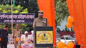 लखनऊ स्थित डॉ. सम्पूर्णानन्द कारागार प्रशिक्षण संस्थान में आयोजित दीक्षांत परेड में प्रदेश के कारागार मंत्री ने मान-प्रणाम ग्रहण किया। इस अवसर पर उन्होंने प्रशिक्षुओं को बधाई दी और समाज व कारागार प्रशासन की सेवा में नई ऊर्जा और अनुशासन के साथ कार्य करने की प्रेरणा दी।

परेड में छत्तीसगढ़ राज्य के अधीक्षक एवं सहायक जेल अधीक्षक, उत्तर प्रदेश के प्रशिक्षु डिप्टी जेलर (120वाँ सत्र) तथा उत्तर प्रदेश और उत्तराखण्ड के प्रशिक्षु जेल वार्डर (177वाँ सत्र) सम्मिलित हुए। प्रशिक्षुओं ने अनुशासन, परेड प्रदर्शन और प्रशिक्षण से अर्जित दक्षताओं का प्रदर्शन किया।

कारागार मंत्री ने कहा कि कारागार केवल बंदीगृह नहीं, बल्कि सुधारगृह है, जहाँ से कैदियों के जीवन में सकारात्मक परिवर्तन लाना सबसे बड़ी जिम्मेदारी है। उन्होंने तकनीकी ज्ञान, अनुशासन और मानवीय संवेदनशीलता के संतुलन पर बल देते हुए जेल प्रशासन को और अधिक प्रभावी बनाने की आवश्यकता बताई।

उन्होंने बताया कि प्रधानमंत्री और मुख्यमंत्री की मंशा के अनुरूप जेल प्रशासन को आधुनिक तकनीक, सुरक्षा और सुधारात्मक दृष्टिकोण से सज्जित करना सरकार की प्राथमिकता है।

प्रमुख तथ्य:

दीक्षांत परेड में कुल 131 प्रशिक्षार्थी शामिल हुए।

इनमें 08 डिप्टी जेलर (उत्तर प्रदेश), 03 जेल अधीक्षक एवं 06 सहायक जेल अधीक्षक (छत्तीसगढ़), तथा कुल 114 जेल वार्डर शामिल रहे।

जेल वार्डरों में उत्तराखण्ड राज्य के 55 और उत्तर प्रदेश राज्य के 59 वार्डर सम्मिलित रहे।

अधिकारियों का प्रशिक्षण सत्र 05 दिसम्बर 2024 से प्रारंभ हुआ था, जबकि जेल वार्डरों का प्रशिक्षण सत्र 23 मार्च 2025 से प्रारंभ हुआ था।

संस्थान में अधीक्षक, डिप्टी जेलर और सहायक अधीक्षक का आधारभूत प्रशिक्षण 8 माह का तथा जेल वार्डर का प्रशिक्षण 5 माह का निर्धारित है।

मार्च 2025 तक संस्थान ने 1719 अधिकारियों और 13,277 जेल वार्डरों को प्रशिक्षण प्रदान किया है। इसके अलावा लगभग 1257 अधिकारियों व कार्मिकों को रिफ्रेशर कोर्स के माध्यम से प्रशिक्षित किया गया है।

