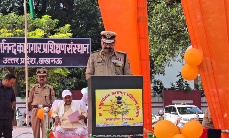 लखनऊ स्थित डॉ. सम्पूर्णानन्द कारागार प्रशिक्षण संस्थान में आयोजित दीक्षांत परेड में प्रदेश के कारागार मंत्री ने मान-प्रणाम ग्रहण किया। इस अवसर पर उन्होंने प्रशिक्षुओं को बधाई दी और समाज व कारागार प्रशासन की सेवा में नई ऊर्जा और अनुशासन के साथ कार्य करने की प्रेरणा दी। परेड में छत्तीसगढ़ राज्य के अधीक्षक एवं सहायक जेल अधीक्षक, उत्तर प्रदेश के प्रशिक्षु डिप्टी जेलर (120वाँ सत्र) तथा उत्तर प्रदेश और उत्तराखण्ड के प्रशिक्षु जेल वार्डर (177वाँ सत्र) सम्मिलित हुए। प्रशिक्षुओं ने अनुशासन, परेड प्रदर्शन और प्रशिक्षण से अर्जित दक्षताओं का प्रदर्शन किया। कारागार मंत्री ने कहा कि कारागार केवल बंदीगृह नहीं, बल्कि सुधारगृह है, जहाँ से कैदियों के जीवन में सकारात्मक परिवर्तन लाना सबसे बड़ी जिम्मेदारी है। उन्होंने तकनीकी ज्ञान, अनुशासन और मानवीय संवेदनशीलता के संतुलन पर बल देते हुए जेल प्रशासन को और अधिक प्रभावी बनाने की आवश्यकता बताई। उन्होंने बताया कि प्रधानमंत्री और मुख्यमंत्री की मंशा के अनुरूप जेल प्रशासन को आधुनिक तकनीक, सुरक्षा और सुधारात्मक दृष्टिकोण से सज्जित करना सरकार की प्राथमिकता है। प्रमुख तथ्य: दीक्षांत परेड में कुल 131 प्रशिक्षार्थी शामिल हुए। इनमें 08 डिप्टी जेलर (उत्तर प्रदेश), 03 जेल अधीक्षक एवं 06 सहायक जेल अधीक्षक (छत्तीसगढ़), तथा कुल 114 जेल वार्डर शामिल रहे। जेल वार्डरों में उत्तराखण्ड राज्य के 55 और उत्तर प्रदेश राज्य के 59 वार्डर सम्मिलित रहे। अधिकारियों का प्रशिक्षण सत्र 05 दिसम्बर 2024 से प्रारंभ हुआ था, जबकि जेल वार्डरों का प्रशिक्षण सत्र 23 मार्च 2025 से प्रारंभ हुआ था। संस्थान में अधीक्षक, डिप्टी जेलर और सहायक अधीक्षक का आधारभूत प्रशिक्षण 8 माह का तथा जेल वार्डर का प्रशिक्षण 5 माह का निर्धारित है। मार्च 2025 तक संस्थान ने 1719 अधिकारियों और 13,277 जेल वार्डरों को प्रशिक्षण प्रदान किया है। इसके अलावा लगभग 1257 अधिकारियों व कार्मिकों को रिफ्रेशर कोर्स के माध्यम से प्रशिक्षित किया गया है।
