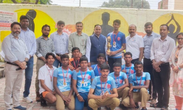 प्रयागराज में वॉलीबॉल प्रतियोगिता का हुआ आयोजन, किशोर खिलाड़ियों ने दिखाया अनुशासन और टीम भावना