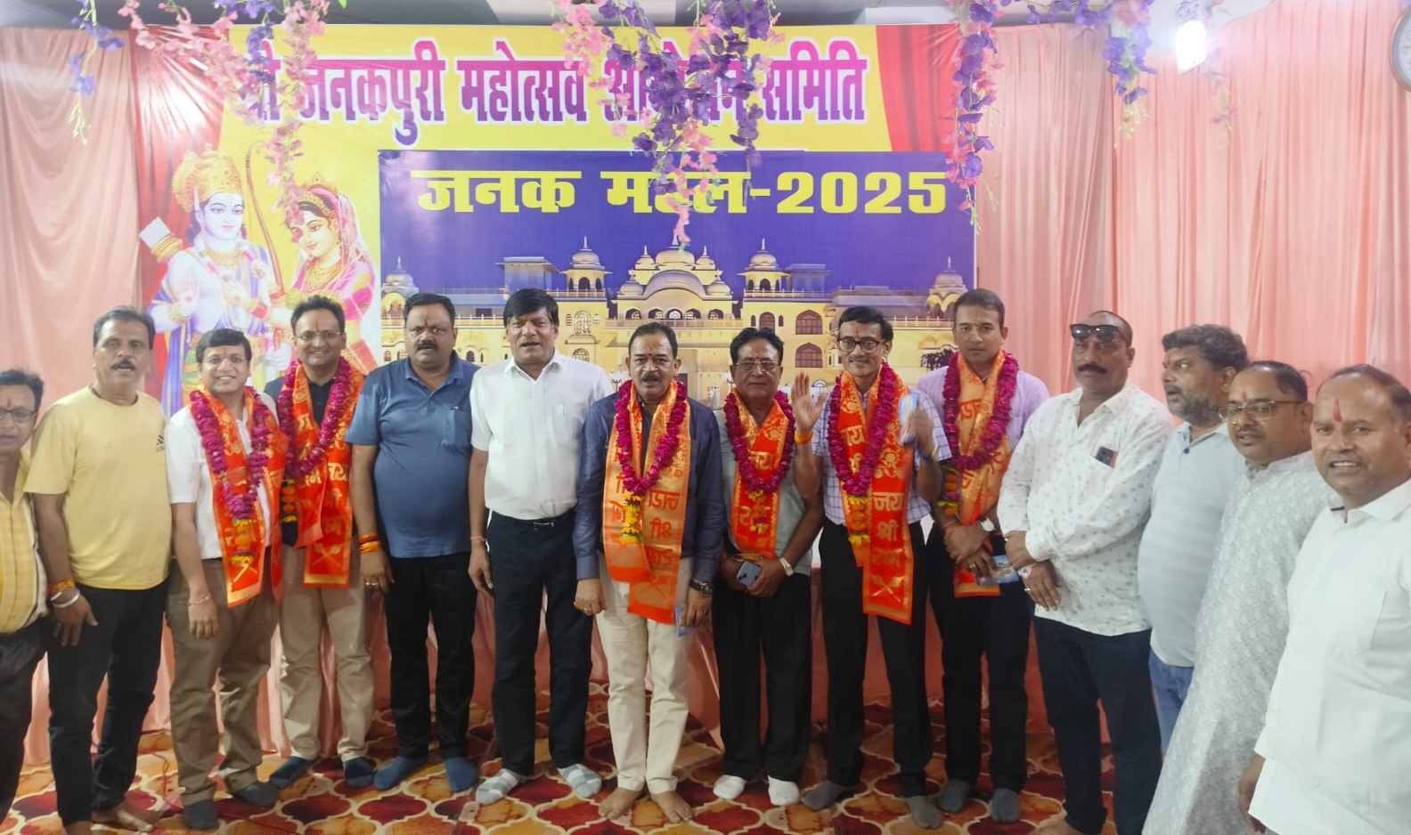 जनकपुरी कार्यालय पहुँचे शहर के चिकित्सक, प्रभु श्रीराम की आरती उतारी