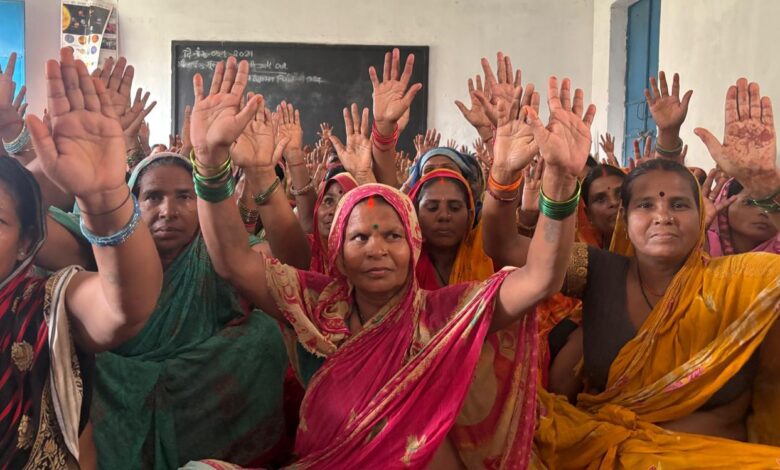 Bihar News: तेज बारिश के बावजूद महिला रोजगार योजना में उमड़ी भीड़, 40 हजार से अधिक महिलाओं ने भरे प्रपत्र