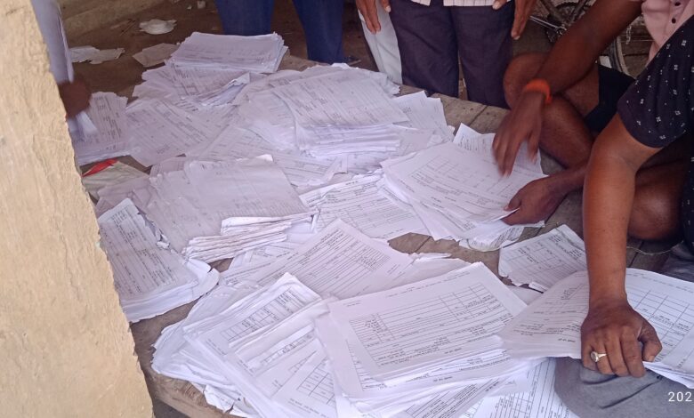 Bihar News: राजस्व महाअभियान की लापरवाही, जनता पुस्तकालय में बिखरे पड़े जमाबंदी परिपत्र