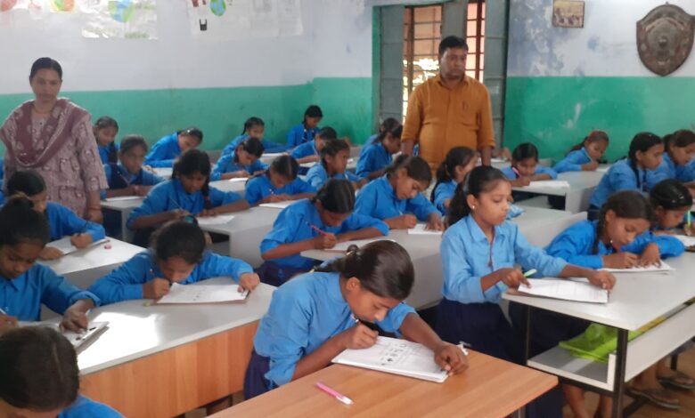 Bihar News: वैशाली के राजापाकर में शांतिपूर्ण और कदाचार-मुक्त अर्धवार्षिक परीक्षा, छात्र-छात्राओं में उत्साह