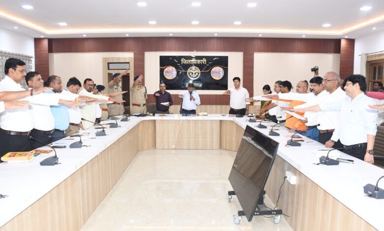 Prayagraj News: A meeting regarding the preparations for Dussehra and Durga Puja was held under the chairmanship of the District Magistrate.