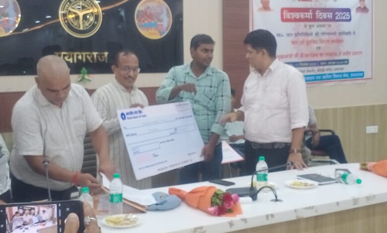 Prayagraj News: A program was organized on the occasion of Vishwakarma Day in the presence of Honorable MLA Phaphamau.
