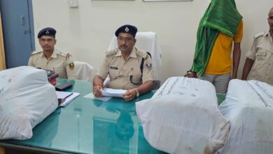 BiharNews Smuggler arrested with 57 kg of ganja from Inarwa police station area of India Nepal border