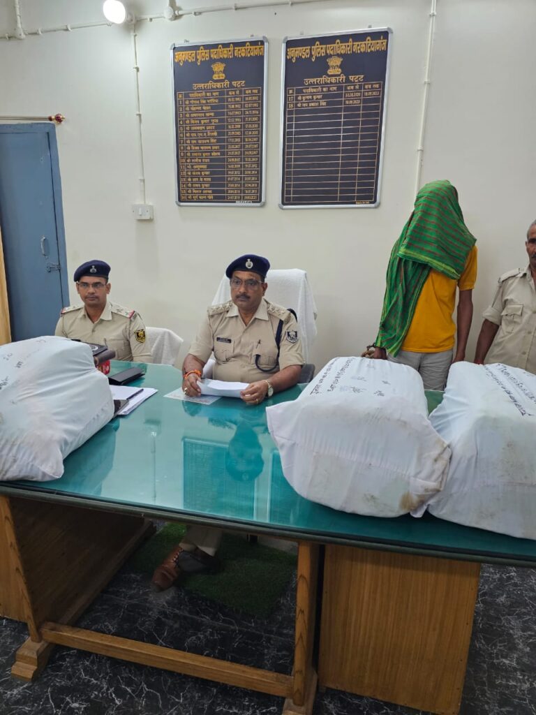 BiharNews Smuggler arrested with 57 kg of ganja from Inarwa police station area of ​​India Nepal border