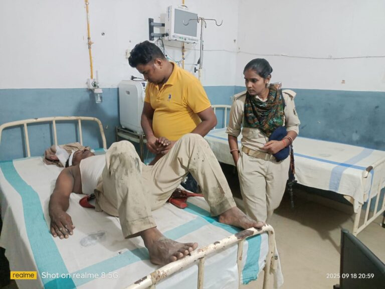 Bihar News: Police team attacked during raid in Chetram area of ​​Dhanaha police station in Bagaha, sub-inspector seriously injured, service pistol and mobile looted.