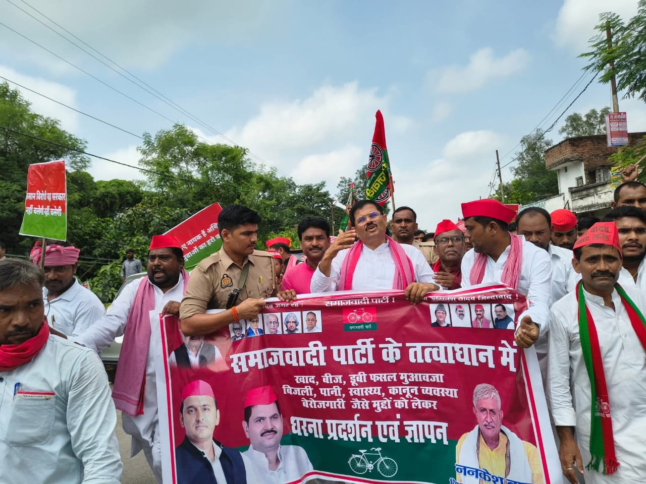 Prayagraj News: Workers of Samajwadi Party Assembly unit Karchana, under the leadership of the MLA, submitted a 10-point memorandum to the Sub-District Magistrate.
