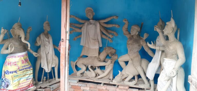 Bihar News - The process of making Durga idols continues in various parts of the district.