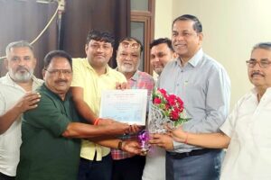 The new executive committee of Parshvanath Panchavati Society assumed office, and the swearing-in ceremony was held with great pomp.

