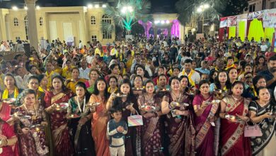 The Maharaja and Maharani along with 18 princes performed the grand aarti.