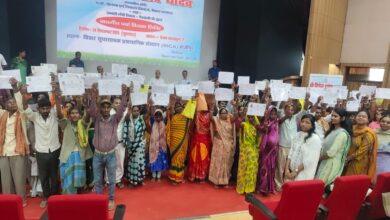 Bihar News-Anchal Office Rajapakar gave Basgit certificate of two decimal land each to 10 Mahadalit families in Laguraav Mouza of Laguraav Bilandpur Panchayat.