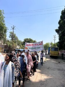 Agra News: NSS students took out a rally with the slogan "Cleanliness is Service" and gave the message of cleanliness.